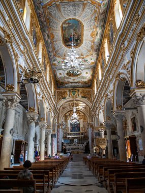 Matera, İtalya - 15 Eylül 2019: Matera Katedrali, Basilicata, İtalya 'nın iç kısımlarında resimler ve dekorasyonlar