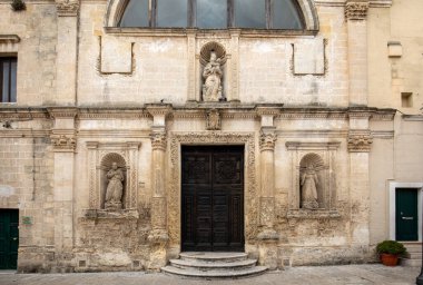 Matera, Basilicata, İtalya 'daki eski kiliselerden birinin cephesi ve girişi.