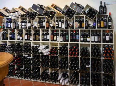 Montalcino, İtalya - 12 Eylül 2022: Montalcino, Toskana, İtalya 'da bir şarap dükkanının içi. Montalcino Brunello di Montalcino şarabıyla ünlüdür.. 
