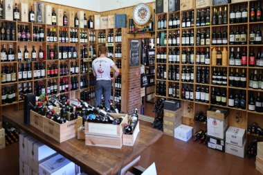 Montalcino, İtalya - 12 Eylül 2022: Montalcino, Toskana, İtalya 'da bir şarap dükkanının içi. Montalcino Brunello di Montalcino şarabıyla ünlüdür.. 