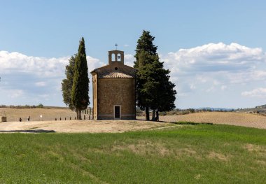 Pienza, İtalya - 12 Eylül 2022: Capella Di Vitaleta, San Quirico ve Pienza arasında, Val d Orcia Tuscany 'de. İtalya
