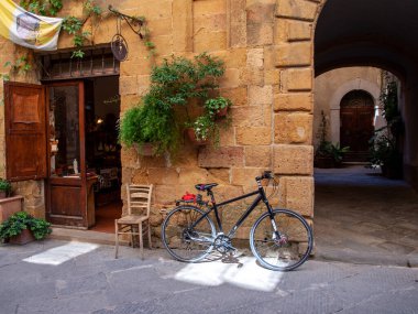 Pienza, İtalya - 12 Eylül 2022: Pienza, Toskana 'da küçük bir köy, Rönesans' ın ideal şehri ve pekorino peynirinin başkenti olarak bilinir. UNESCO Dünya Mirası Alanı.