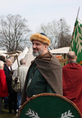 Krakow, Polonya - 11 Nisan 2023: Rekawka 'nın tanımlanamayan katılımcıları - Polonya geleneği, Paskalya' dan sonra Salı günü Krakow 'da kutlandı. Günümüzde festivalin tarihi yeniden yapılanma karakterine sahip.