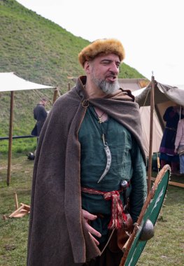 Krakow, Polonya - 11 Nisan 2023: Rekawka 'nın tanımlanamayan katılımcıları - Polonya geleneği, Paskalya' dan sonra Salı günü Krakow 'da kutlandı. Günümüzde festivalin tarihi yeniden yapılanma karakterine sahip.