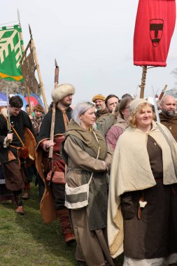 Krakow, Polonya - 11 Nisan 2023: Rekawka 'nın tanımlanamayan katılımcıları - Polonya geleneği, Paskalya' dan sonra Salı günü Krakow 'da kutlandı. Günümüzde festivalin tarihi yeniden yapılanma karakterine sahip.