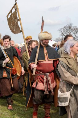 Krakow, Polonya - 11 Nisan 2023: Rekawka 'nın tanımlanamayan katılımcıları - Polonya geleneği, Paskalya' dan sonra Salı günü Krakow 'da kutlandı. Günümüzde festivalin tarihi yeniden yapılanma karakterine sahip.