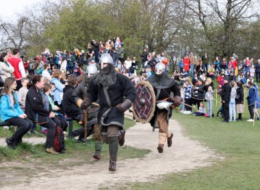 Krakow, Polonya - 11 Nisan 2023: Rekawka 'nın tanımlanamayan katılımcıları - Polonya geleneği, Paskalya' dan sonra Salı günü Krakow 'da kutlandı. Günümüzde festivalin tarihi yeniden yapılanma karakterine sahip.