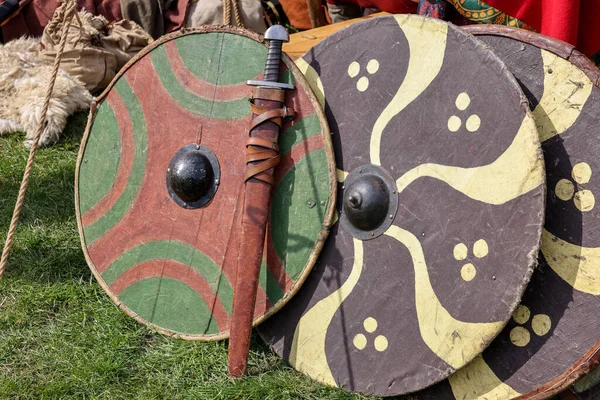 Armas Medievais Escudos Acampamento Cavaleiros Festival Reconstrução Histórica — Fotografia de Stock