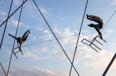 Cracow, Polonya - 2 Mayıs 2022: Krakow 'daki Vistula Nehri üzerindeki Kornatka yaya köprüsünde Jerzy Kedziora tarafından gökyüzü ile su arasında dengeli heykeller