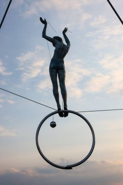 Cracow, Polonya - 2 Mayıs 2022: Krakow 'daki Vistula Nehri üzerindeki Kornatka yaya köprüsünde Jerzy Kedziora tarafından gökyüzü ile su arasında dengeli heykeller