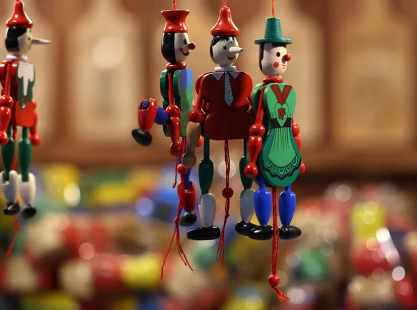 ポーランド クラクフ 2021年12月19日 伝統的な木製のピノキオのおもちゃがクラクフのお土産店で販売されています — ストック写真