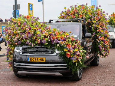 Noordwijk, Hollanda - 22 Nisan 2023: Geleneksel çiçekler Noordwijk 'ten Hollanda' daki Haarlem 'e Bloemencorso geçit töreni. 