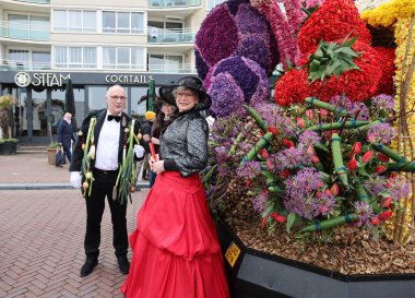 Noordwijk, Hollanda - 22 Nisan 2023: Geleneksel çiçekler Noordwijk 'ten Hollanda' daki Haarlem 'e Bloemencorso geçit töreni. 