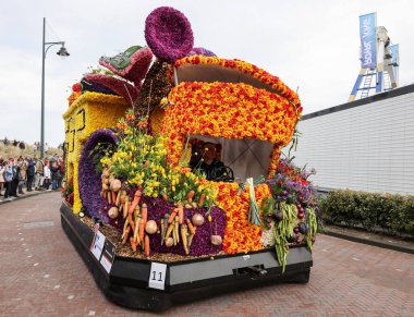 Noordwijk, Hollanda - 22 Nisan 2023: Geleneksel çiçekler Noordwijk 'ten Hollanda' daki Haarlem 'e Bloemencorso geçit töreni. 
