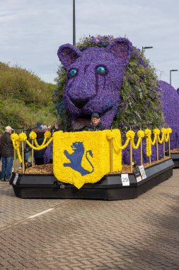 Noordwijk, Hollanda - 22 Nisan 2023: Geleneksel çiçekler Noordwijk 'ten Hollanda' daki Haarlem 'e Bloemencorso geçit töreni. 