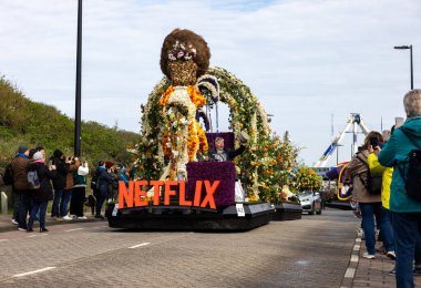 Noordwijk, Hollanda - 22 Nisan 2023: Geleneksel çiçekler Noordwijk 'ten Hollanda' daki Haarlem 'e Bloemencorso geçit töreni. 