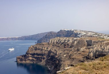 Yunanistan 'ın Santorini Adası' ndaki görkemli volkanik kayalıkların muhteşem manzarası.