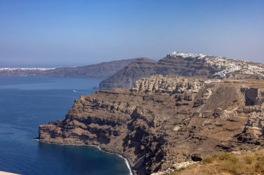 Yunanistan 'ın Santorini Adası' ndaki görkemli volkanik kayalıkların muhteşem manzarası.
