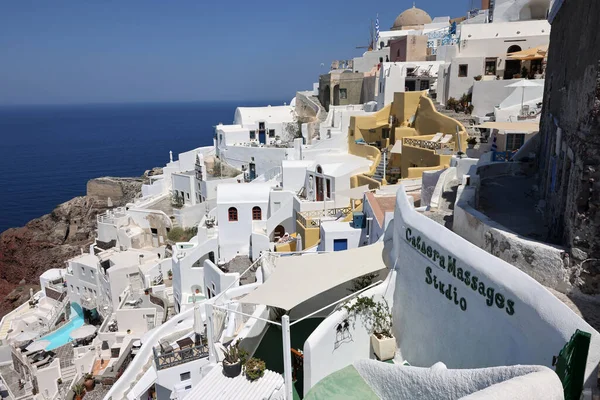 Oia Santorini Grecia Julio 2021 Casas Encaladas Con Terrazas Piscinas —  Fotos de Stock