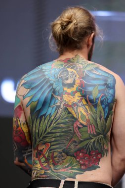 Krakow, Polonya - 11 Haziran 2022: Krakow 'daki 15. Dövme Fuarı' nda en iyi dövme yarışması sırasında kimliği belirsiz katılımcı. En prestijli dövme festivallerinden biri..