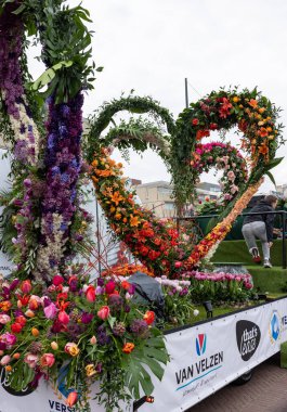 Noordwijk, Hollanda - 22 Nisan 2023: Bloemencorso Bollenstreek 'te Noordwijk' ten Hollanda 'daki Haarlem' e her yıl düzenlenen Bahar Çiçeği Geçidi 'nde muhteşem çiçekler kaplandı. 
