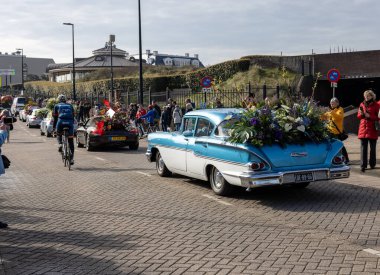 Noordwijk, Hollanda - 22 Nisan 2023: Geleneksel çiçekler Noordwijk 'ten Hollanda' daki Haarlem 'e Bloemencorso geçit töreni. 
