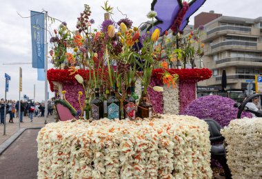 Noordwijk, Hollanda - 22 Nisan 2023: Bloemencorso Bollenstreek 'te Noordwijk' ten Hollanda 'daki Haarlem' e her yıl düzenlenen Bahar Çiçeği Geçidi 'nde muhteşem çiçekler kaplandı. 