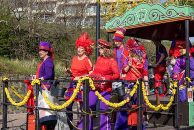 Noordwijk, Hollanda - 22 Nisan 2023: Bloemencorso Bollenstreek 'te Noordwijk' ten Hollanda 'daki Haarlem' e her yıl düzenlenen Bahar Çiçeği Geçidi 'nde muhteşem çiçekler kaplandı. 