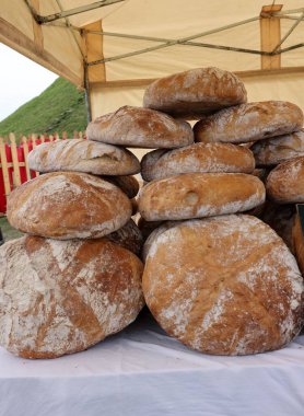 Sokak tezgahında taze pişmiş geleneksel ekmek.