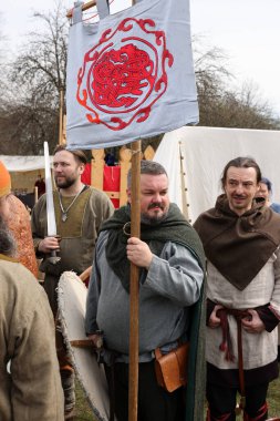 Krakow, Polonya - 11 Nisan 2023: Rekawka 'nın tanımlanamayan katılımcıları - Polonya geleneği, Paskalya' dan sonra Salı günü Krakow 'da kutlandı. Günümüzde festivalin tarihi yeniden yapılanma karakterine sahip.