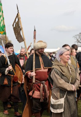 Krakow, Polonya - 11 Nisan 2023: Rekawka 'nın tanımlanamayan katılımcıları - Polonya geleneği, Paskalya' dan sonra Salı günü Krakow 'da kutlandı. Günümüzde festivalin tarihi yeniden yapılanma karakterine sahip.