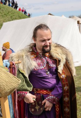 Krakow, Polonya - 11 Nisan 2023: Rekawka 'nın tanımlanamayan katılımcıları - Polonya geleneği, Paskalya' dan sonra Salı günü Krakow 'da kutlandı. Günümüzde festivalin tarihi yeniden yapılanma karakterine sahip.