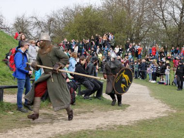 Krakow, Polonya - 11 Nisan 2023: Rekawka 'nın tanımlanamayan katılımcıları - Polonya geleneği, Paskalya' dan sonra Salı günü Krakow 'da kutlandı. Günümüzde festivalin tarihi yeniden yapılanma karakterine sahip.