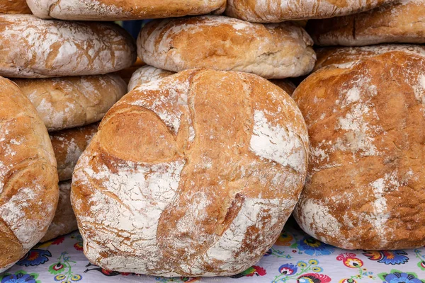 Świeżo Upieczony Tradycyjny Chleb Straganie Ulicznym — Zdjęcie stockowe