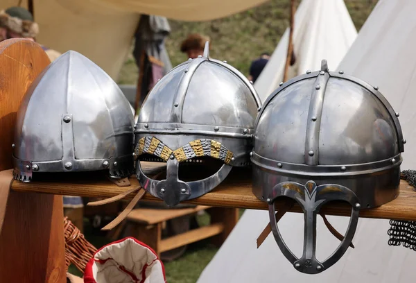 中世纪的武器 头盔在骑士营的历史重建节 — 图库照片