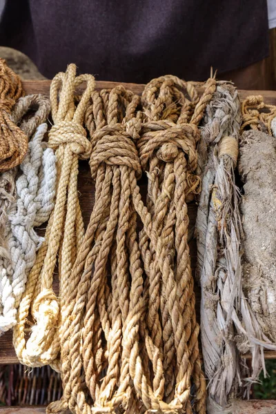 天然素材で作られたロープのコイルです — ストック写真