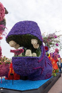Noordwijk, Hollanda - 22 Nisan 2023: Geleneksel çiçekler Noordwijk 'ten Hollanda' daki Haarlem 'e Bloemencorso geçit töreni. 