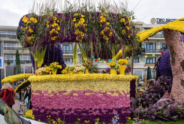 Noordwijk, Hollanda - 22 Nisan 2023: Bloemencorso Bollenstreek 'te Noordwijk' ten Hollanda 'daki Haarlem' e her yıl düzenlenen Bahar Çiçeği Geçidi 'nde muhteşem çiçekler kaplandı. 