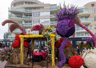 Noordwijk, Hollanda - 22 Nisan 2023: Bloemencorso Bollenstreek 'te Noordwijk' ten Hollanda 'daki Haarlem' e her yıl düzenlenen Bahar Çiçeği Geçidi 'nde muhteşem çiçekler kaplandı. 