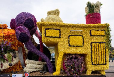 Noordwijk, Hollanda - 22 Nisan 2023: Bloemencorso Bollenstreek 'te Noordwijk' ten Hollanda 'daki Haarlem' e her yıl düzenlenen Bahar Çiçeği Geçidi 'nde muhteşem çiçekler kaplandı. 