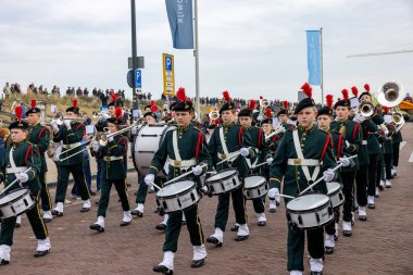 Noordwijk, Hollanda - 22 Nisan 2023: Geleneksel çiçekler Noordwijk 'ten Hollanda' daki Haarlem 'e Bloemencorso geçit töreni. 