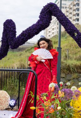 Noordwijk, Hollanda - 22 Nisan 2023: Bloemencorso Bollenstreek 'te Noordwijk' ten Hollanda 'daki Haarlem' e her yıl düzenlenen Bahar Çiçeği Geçidi 'nde muhteşem çiçekler kaplandı. 