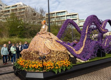 Noordwijk, Hollanda - 22 Nisan 2023: Bloemencorso Bollenstreek 'te Noordwijk' ten Hollanda 'daki Haarlem' e her yıl düzenlenen Bahar Çiçeği Geçidi 'nde muhteşem çiçekler kaplandı. 