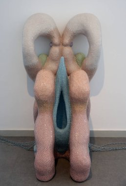 Venedik, İtalya - 6 Eylül 2022 Venedik Sanat Bienali. Düş Sonrası: Macar pavyonunda sanatçı Zsofia Keresztes 'in Demage' ine Karşı Gelme Cesareti