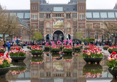 Amsterdam, Hollanda - 21 Nisan 2023: Amsterdam 'daki Rijksmuseum - Hollandalı ressam Johannes Vermeer üzerine yapılmış en büyük sergi -