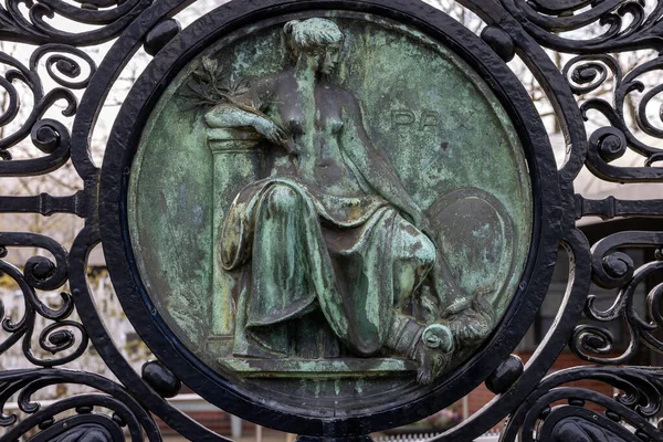 네덜란드 헤이그 2023 재판소가 있는헤이 궁전의 철문에 평화의 — 스톡 사진