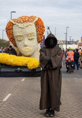 Noordwijk, Hollanda - 22 Nisan 2023: Bloemencorso Bollenstreek 'te Noordwijk' ten Hollanda 'daki Haarlem' e her yıl düzenlenen Bahar Çiçeği Geçidi 'nde muhteşem çiçekler kaplandı. 