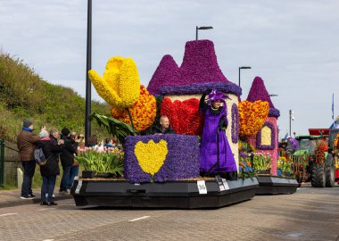 Noordwijk, Hollanda - 22 Nisan 2023: Bloemencorso Bollenstreek 'te Noordwijk' ten Hollanda 'daki Haarlem' e her yıl düzenlenen Bahar Çiçeği Geçidi 'nde muhteşem çiçekler kaplandı. 