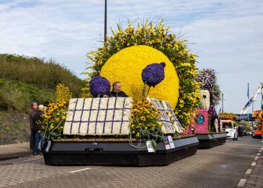Noordwijk, Hollanda - 22 Nisan 2023: Bloemencorso Bollenstreek 'te Noordwijk' ten Hollanda 'daki Haarlem' e her yıl düzenlenen Bahar Çiçeği Geçidi 'nde muhteşem çiçekler kaplandı. 