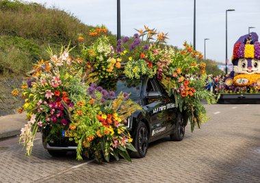 Noordwijk, Hollanda - 22 Nisan 2023: Bloemencorso Bollenstreek 'te Noordwijk' ten Hollanda 'daki Haarlem' e her yıl düzenlenen Bahar Çiçeği Geçidi 'nde muhteşem çiçekler kaplandı. 